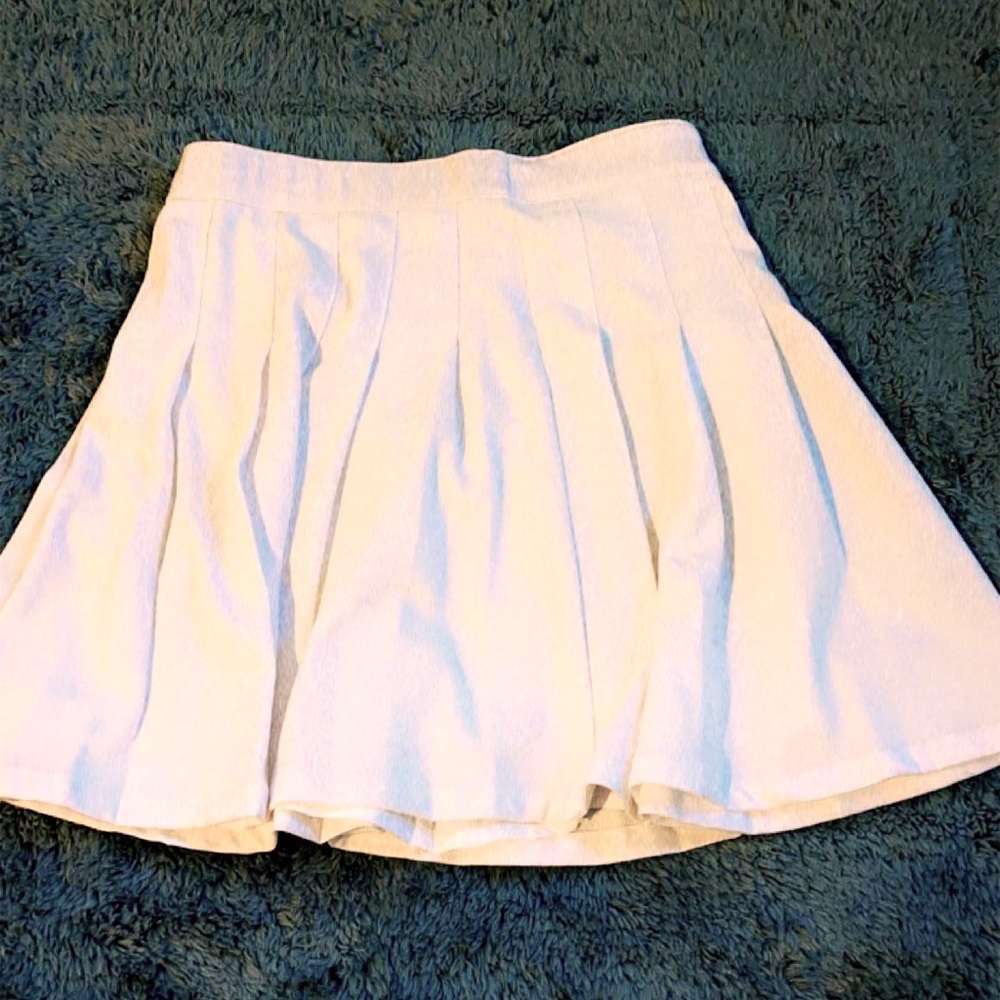 White skirt from Hollister!🤍🥰
